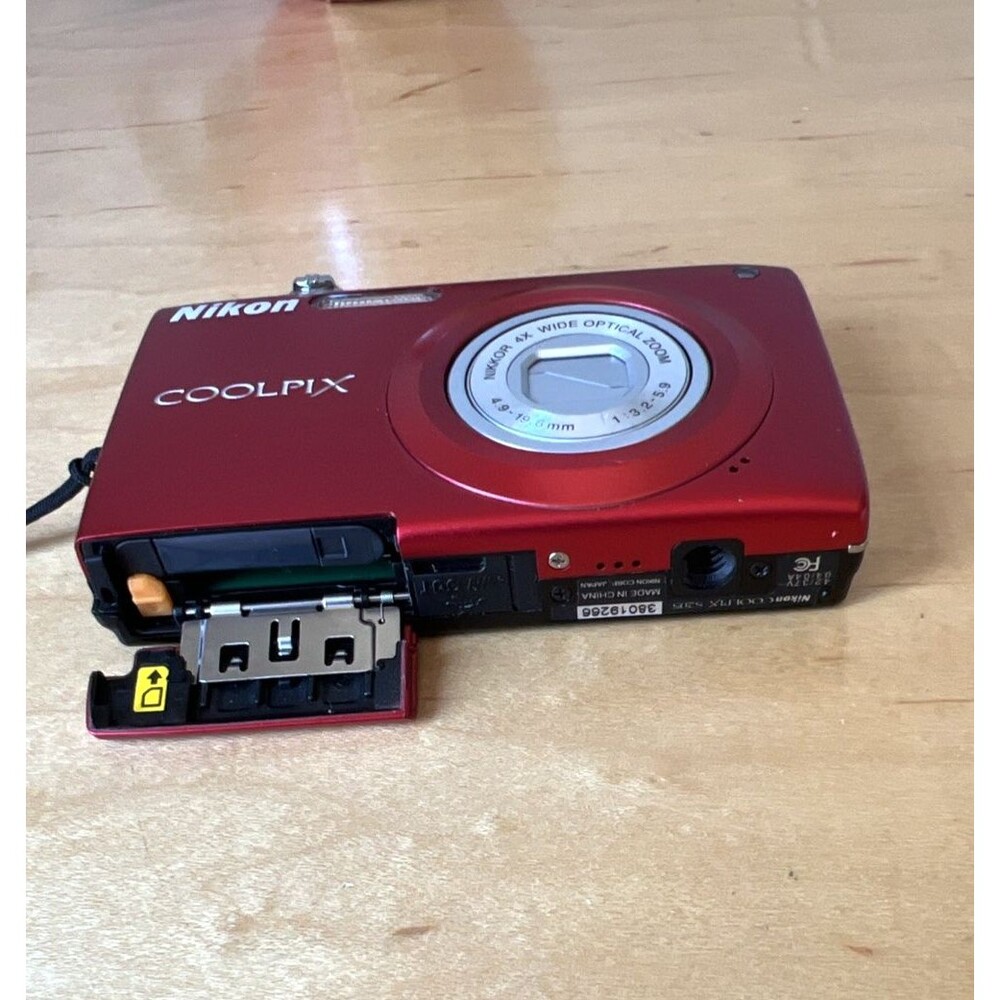 Nikon Coolpix S205 Digital Camera  12MP Tested w/ 3 Batteries Case USB & Charger - Picture 7 of 7